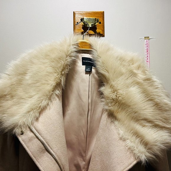 Elegant Club Monaco Women's Coat with Luxurious Faux Fur Collar - Picture 2 of 5